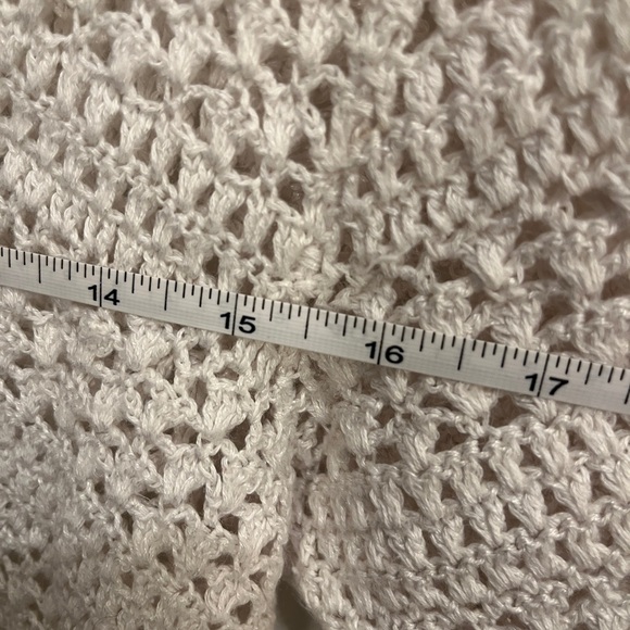 White Crochet Button-Up Top with Floral Embroidery Teddi - Picture 4 of 4